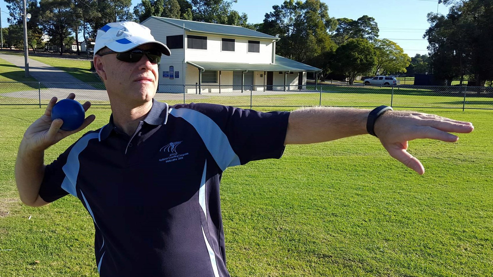 Shot putter incorrectly leaving a gap between the neck and the shot