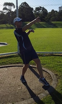 Discus thrower incorectly leanding back on releasing the discus